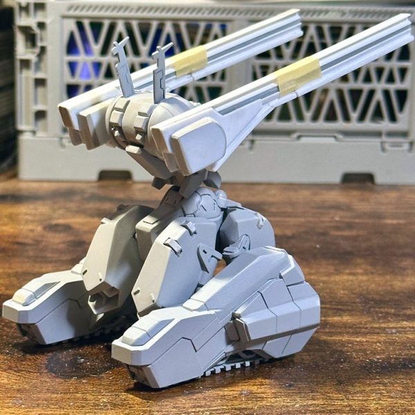 上半身の細かい部分をプラ板とエポパテで成形。頭部はプラ板を積層して大まかな形を作った。レールガン基部の細かいディテールも同様に加工、レールガンはプラパイプを芯にしてプラ板で成形した。（5枚目）