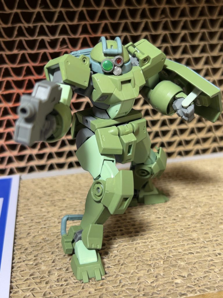 各所に設けられた3mm穴とCジョイントのおかげで、量産機のように様々な武装を追加可能。パイロットの好みや任務に合わせてミサイルポッドを付けたり、キャノン砲の乗せたり、装甲の追加やパイルバンカーまで装備可能！