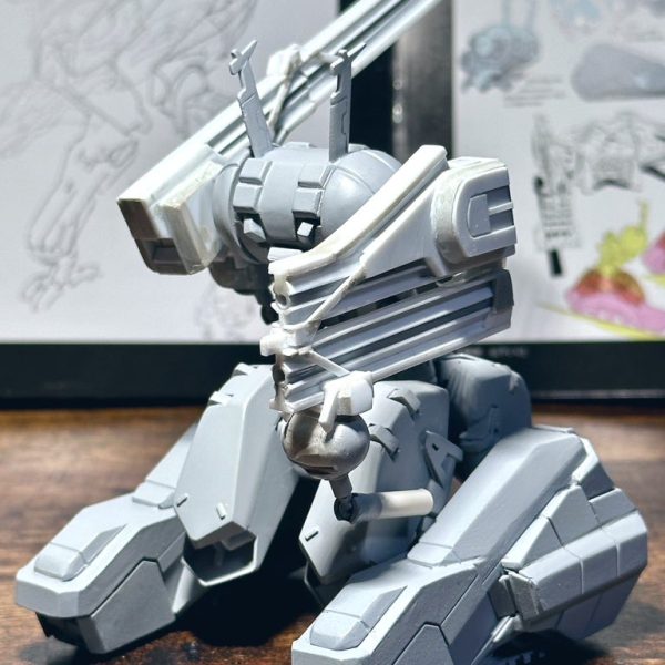 肩の球体はサイズが小さいためどのキットのガンタンクからも流用出来ず結局一から自作。内部に前後にスイングする基部を作って、周りを中空のエポパテで覆うという謎に面倒くさい作りで、ここが一番時間が掛かった。地味だけど… &nbsp;主砲のレールに沿って移動する接続基部はプラ板で摩擦を調整しながら加工した。前腕部はプラパイプと関節ジョイントを芯にしてプラ板で製作。だいぶ形が見えてきた。（3枚目）