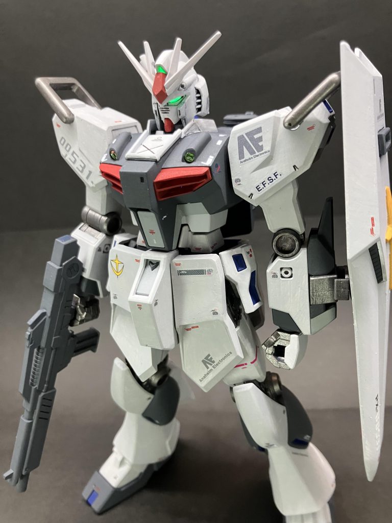 フロントスカート延長、ショルダーなんとなく追加、胸に多分センサー?、首周りなんとなく追加。シールドに覗き穴開けました。十字マークに加工