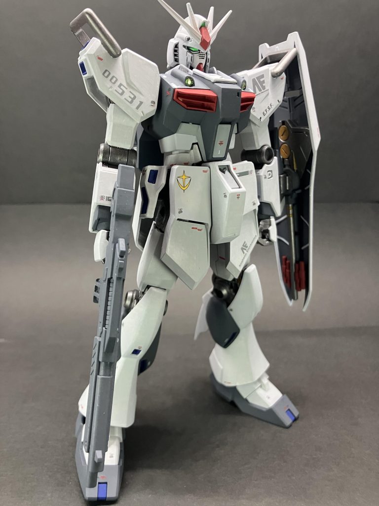 サイコミュを搭載する前に地上でのテスト…って事なので、どうせアナハイムに無理言って持って行っちゃったのだろうという妄想の元、ゴリッゴリにアナハイムのロゴを入れました。で、間に合わせで軍のマーク入らなあかん、となり隙間に連邦ロゴを入れた…みたいなイメージです