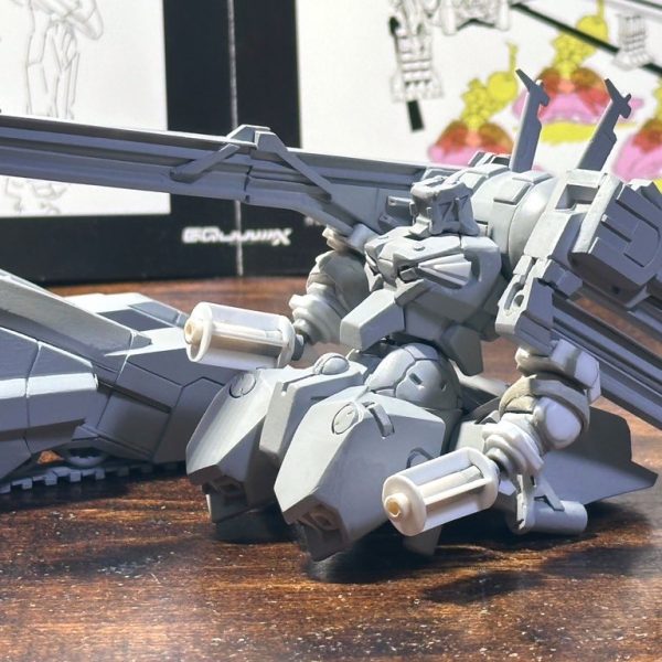 肩の球体はサイズが小さいためどのキットのガンタンクからも流用出来ず結局一から自作。内部に前後にスイングする基部を作って、周りを中空のエポパテで覆うという謎に面倒くさい作りで、ここが一番時間が掛かった。地味だけど… &nbsp;主砲のレールに沿って移動する接続基部はプラ板で摩擦を調整しながら加工した。前腕部はプラパイプと関節ジョイントを芯にしてプラ板で製作。だいぶ形が見えてきた。（4枚目）