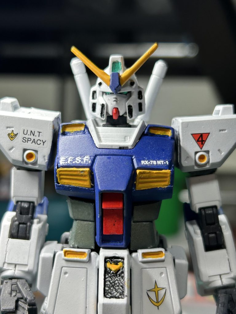 ここからは改造面についてちょこっと触れていきます！まずは1番苦労した胸最初はオリジンガンダムにアレックスの胸を被せようとしましたが、今の技量では出来なさそうだったのでオリジンガンダムを直接イジりました鎖骨のところのダクトをアレックスから切り取って、オリジンガンダムのよくわからんカバーのところに接着。胸部ダクトはアレックスのダクトを薄く削ってオリジンガンダムのダクト部に接着。ダクト周りの外装は下側の外装だけ切り取って、ダクトの形に合うようにプラ板貼ってひたすら削りました〜写真ではわからないですがダクト横にプラ板貼ると段差ができてしまったのでUVレジンで埋めましたね腕はYouTubeに上がってたのを参考にしたので今回は割愛