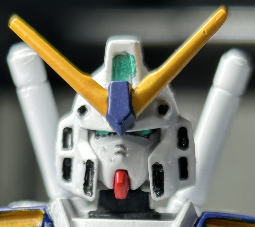 顔はシンプルに前後に1ミリ幅増し