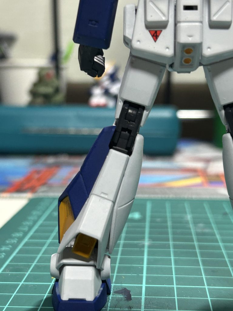 これで脚がオリジンガンダム仕様になりますた！&nbsp;写真がなくて申し訳ないんですが、ランドセルはアレックスのランドセルのピンを切り飛ばして、そこにオリジンガンダムのランドセルの接続軸のあるパーツを薄く削ってつけてます。