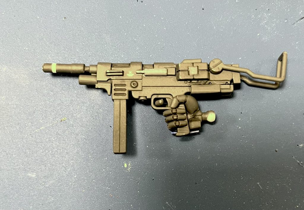 マシンガンには陸戦型ジムのワイヤーストックを移植しました。また銃身を短くしてサプレッサーを付けました。