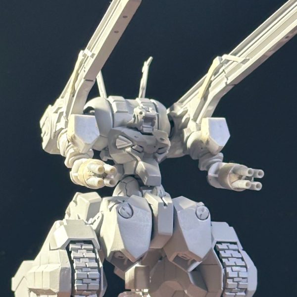 肩アーマーをプラ板、肘アーマーをエポパテで製作。　両腕の4連速射砲はプラパイプをカットしてエポパテで作った基部に刺して加工。（3枚目）