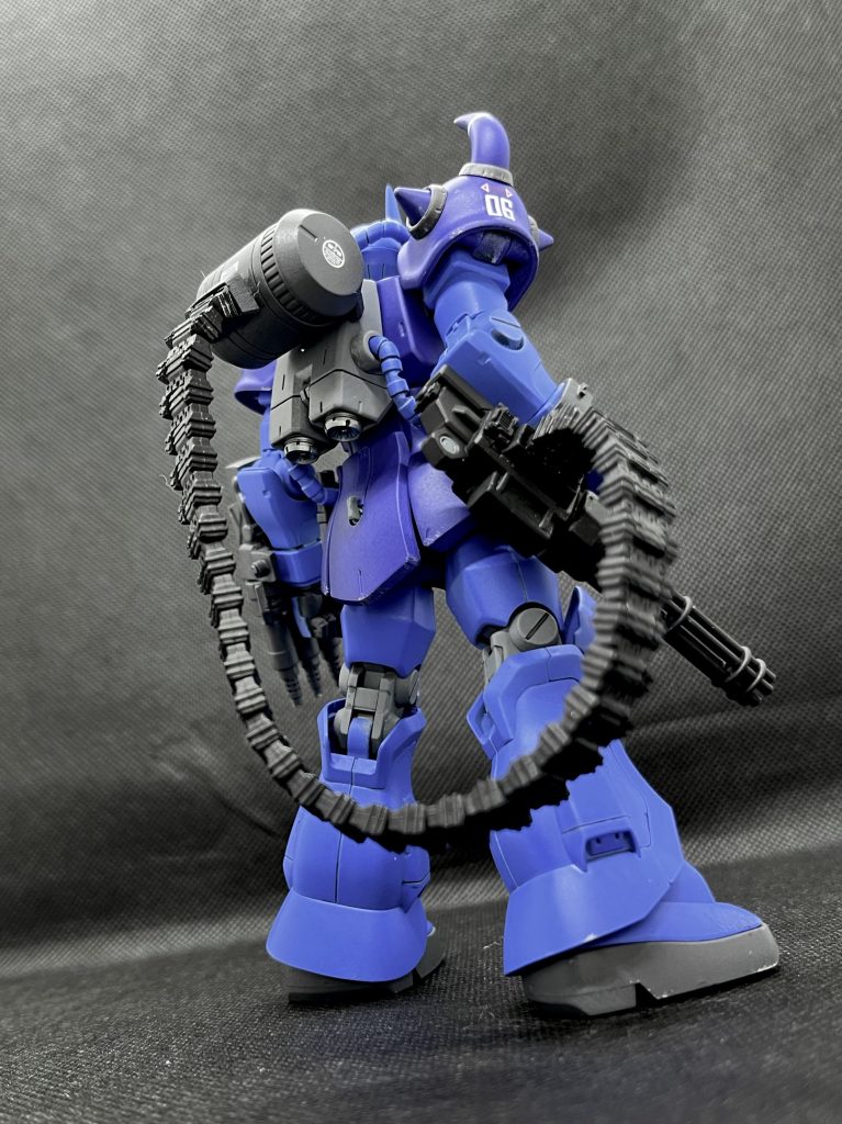 背中はこんな感じ。ガトリングの弾倉はバンダイのオプションパーツセット ジャイアントガトリングから流用しました。