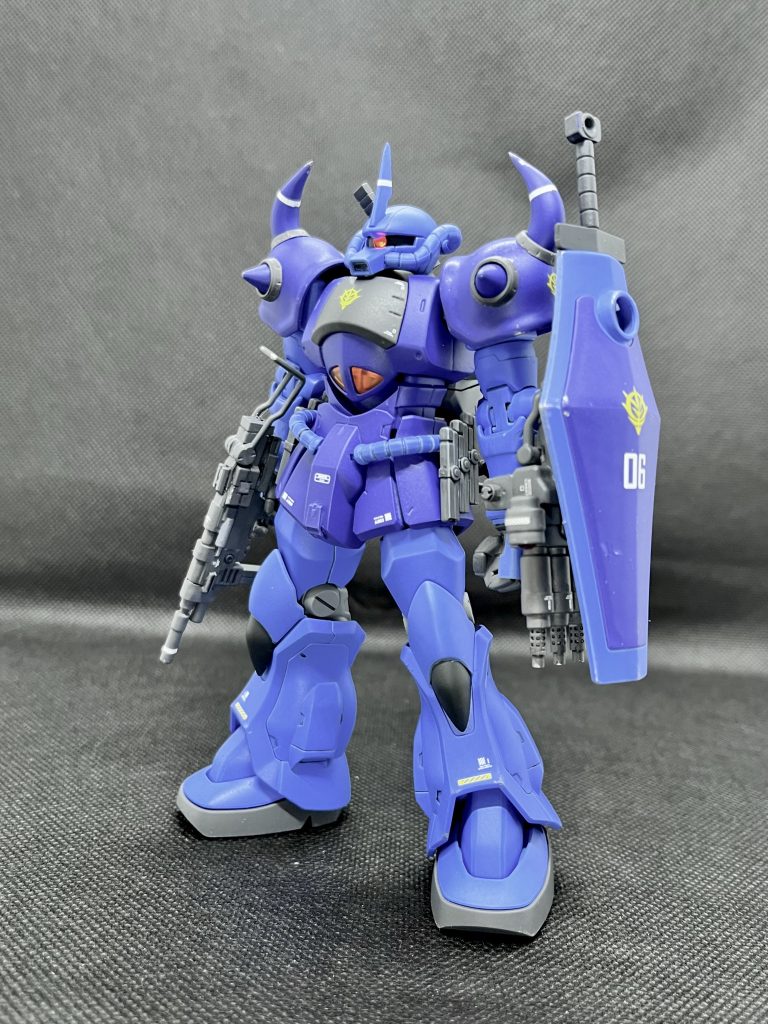 シールドはリバイブ版のものを採用。ヒートサーベルがさせるように部品をグフカスタムの盾から移植してます。マシンガンはドムトローペンのものを改造して持たせてます。腰の左右には予備の弾倉を装着。これでガンガン打ちまくれます(笑)