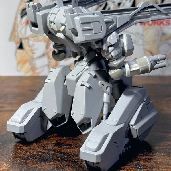 肩アーマーをプラ板、肘アーマーをエポパテで製作。　両腕の4連速射砲はプラパイプをカットしてエポパテで作った基部に刺して加工。（2枚目）