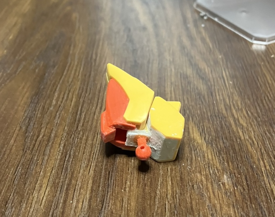 足首はバウナッターに変形した際どうしても違和感があったので、ジョイントの位置を変更しました。どうしても素体のままだと脚のバーニアが踵で隠れてるように見えるんですよね(改造前との比較用の写真撮ってませんでした)。