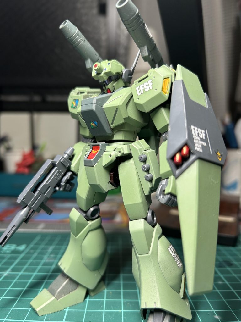 ベースはエコーズのジェガンですねそれにちょこちょこ改造してます!ちなみに型式番号のRGM-89Cは本来ならキャノン系列の機体なのでRGC-89になるはずですが、なんか後から調べてみたら重装型ジェガンの昔の型式番号とかぶってるみたいなんですよね〜なんであくまでもジェガン系列のC(CANON)型って立ち位置ってことにしてます名前のジェガンキャノンも本当は重装型ジェガンの昔の名前とカブっているんですが、それくらいはいっかの精神です。