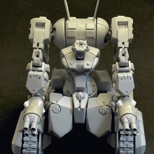 前腕部の4連速射砲の排莢口はプラ板で箱組みしてから腕に埋め込んでエポパテで整形。　残すは前腕下部のクレーンワイヤー基部、という状態でいろいろあって半年ほど作業中断することになり、年末に駆け込みで仕上げを行った。（2枚目）