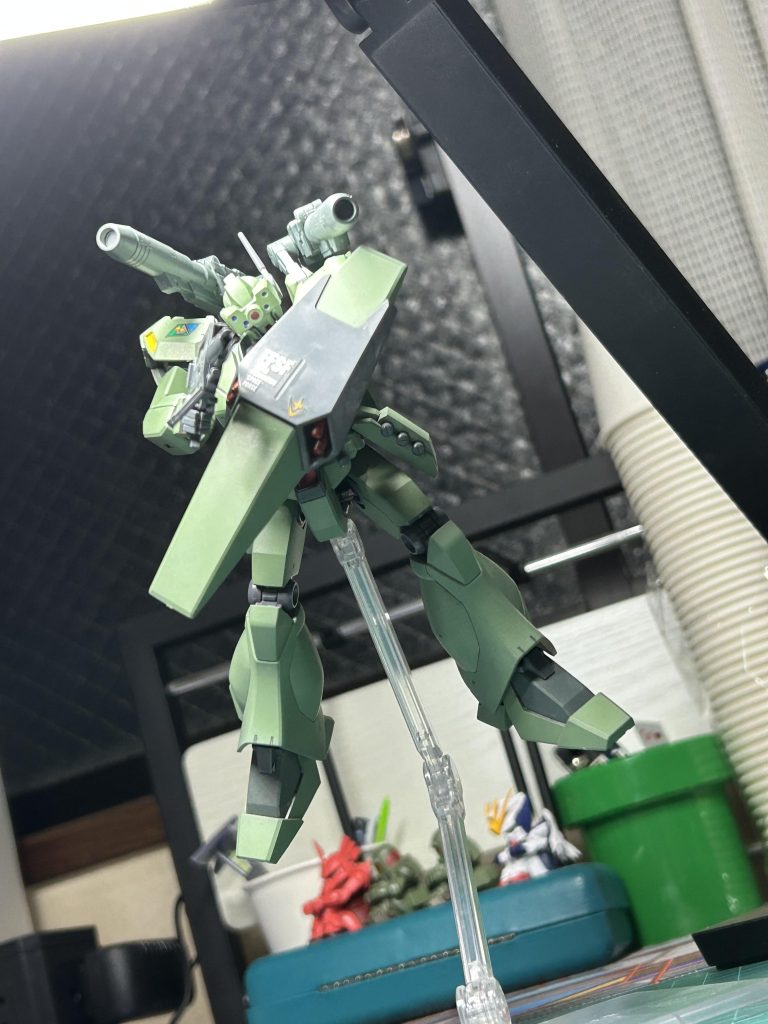 ところでこのジェガンの色、いい色だと思いませんか?思いますよねぇ(圧)今回塗装に使ったのはガンダムマーカーのザクライトグリーンです!昔からザクの薄緑ってジェガンに似合うんじゃねって思ってたんですけど、めちゃくちゃ合ってますね!調べてみたところバラ売りはしてないみたいでガンダムマーカーのジオン軍セットに同梱してるやつしか売ってません…メチャクチャイイイロナノニ こんな感じです!ここまで見ていただいてありがとうございます♪(ここまで見ていただいたなら)いいねとフォローもよろしくお願いします orzガンダム作品の中で1番好きなジム・ジェガン系の機体、これからももっともっと作っていきたいですね〜 ↓オマケ:サムネのフル画像