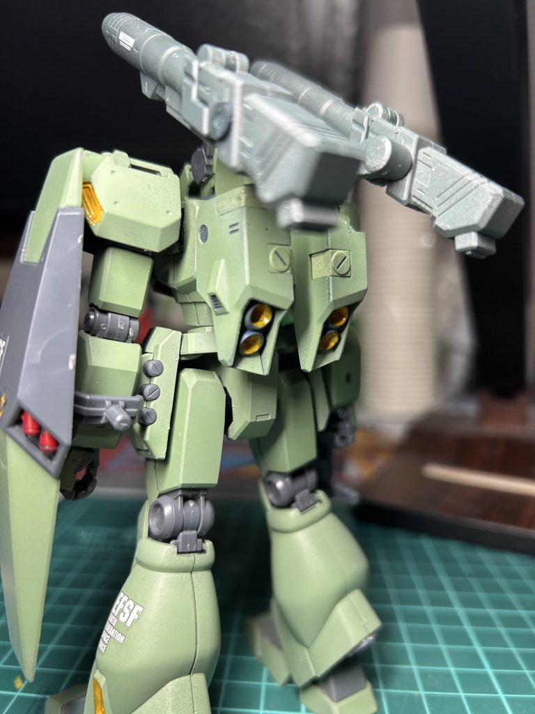 今回の目玉であるバックパックEGのνガンダムのバックパックの上側をプラ板なんかで平らにしてビルダーズパーツHDのキャノン砲を取り付けただけのシンプルな改造です胴体との接続は軸ピンが全く異なる形状なので接着剤でゴリ押してますw