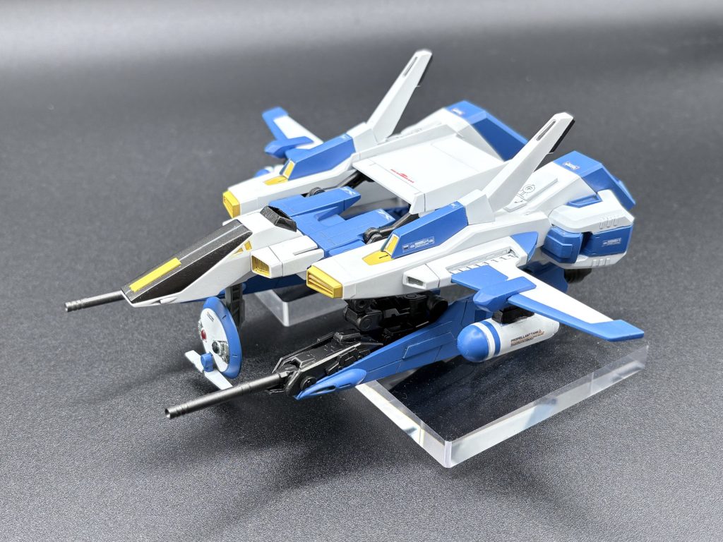 Gディフェンサーはかなり手を加えてます。フレキシブルバインダーのミサイルポッドはビームカノンに変更し、接続アームもコトブキヤのパーツでフレキシブルに可動するように改造しました。