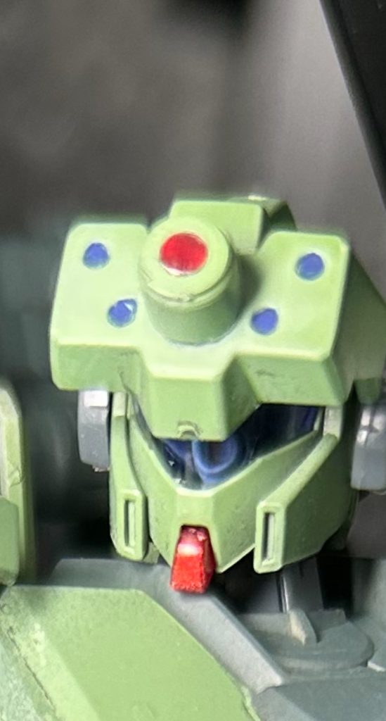 お顔アップ!バイザー?はエコーズ仕様のやつだとなんか寂しい感じがしたので、適当なジャンクパーツのダボピンを切り取って貼り付けてます。そしてカメラの穴の赤いレンズ部分、これはビームサーベルの刃なんですよ〜ダボピンってたまに真ん中がくり抜かれているやつがあるじゃないですか?空の中に切り刻んだビームサーベルをブッ挿してます!これ思いついた時めちゃ気持ちよかったです!