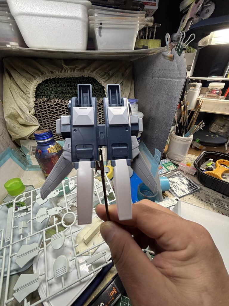 バックパックのウイングはビルダーパーツに変更バーニアカバーはHGUC νガンダムのふくらはぎのカバーを加工して移植