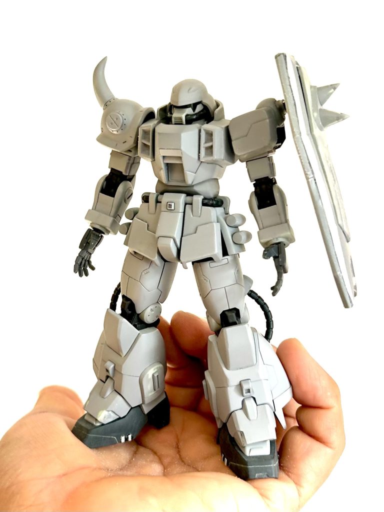 さて。改修箇所を覚えている範囲で…・頭部：モノアイスリットを細くした以外はほぼそのまま。・襟部：長く高くしてあります。・胸部：ほぼキットのままですが、肩幅を左右に1mmずつ増してあります。あと若干ディテールが足してあります。・腹部：確か… 2mm伸ばしてあります。・腕部：オリジンザクの腕にザクウォーリアの前腕を着せてます。サイズ的に無理があったので合わせ目部分で2mm増してあります。右肩のショルダーアーマーはオリジンのものにウォーリアのスパイクを移植。・腰部：ディテールを足した程度でほぼ無加工。・脚部：腕部同様、オリジンの脚にウォーリアの下腿を着せてあります。やはりサイズが合わないので幅を3mm増してあります。太腿に合わせて下腿にもディテールを足してあります。足部は少しディテールを足した程度でキットまま。&nbsp;