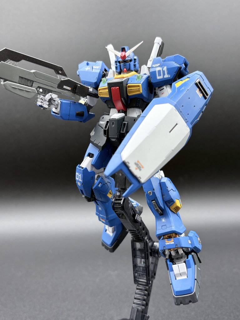 MKⅡは特に弄らず手首をビルダーズパーツに交換したのと、ライフルをジェガンの物に変更したくらいです。ライフルのグリップやEパックはRG_MKⅡのライフルから移植してEパックを交換可能にしています。