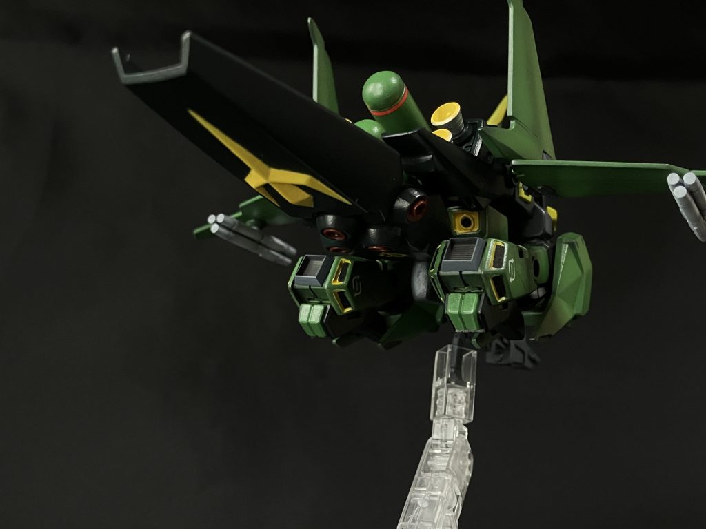 バウアタッカーの腕部はREの変形を参考に手首部分に四角タイプのバーニアノズルをつけてみました。かなりそれっぽく見えます。