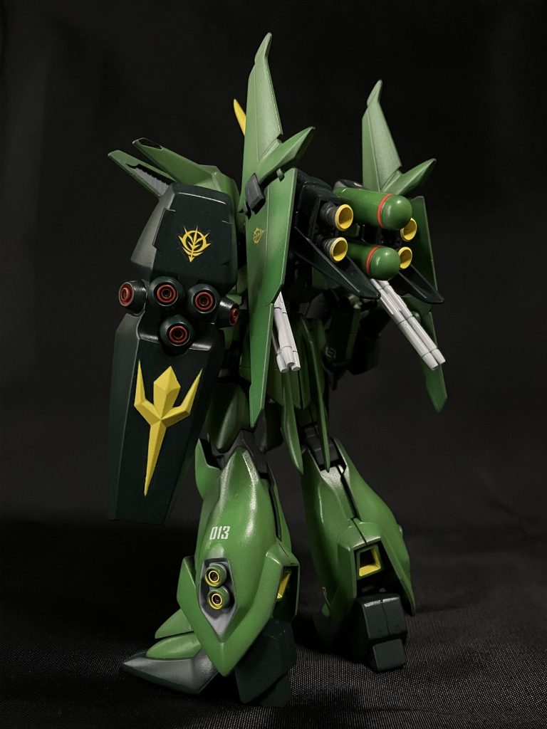 全身のスラスターとシールドのメガ粒子砲はコトブキヤの丸モールドとバーニアノズルをくっつけてディテールアップを図ってます。