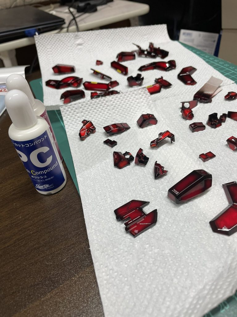 やり方が合ってるのか分からないけどクリア赤を塗ったあとにシャバシャバにしたクリアを垂れる寸前まで塗りたくり表面張力で面をならしました　塗った後にコンパウンドで磨き　正直そこまで違いが分からない…