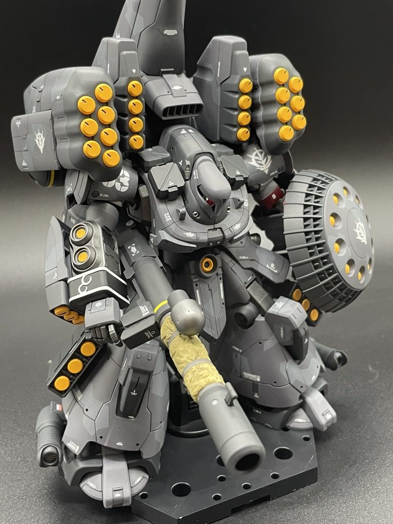 ズサ選んだのは自分でしたが合わせ目消しの段階でめちゃ後悔してました…顔真横の合わせ目と膝ミサイルどう塗り分けんだよってとこ以外は作りやすいキットですね