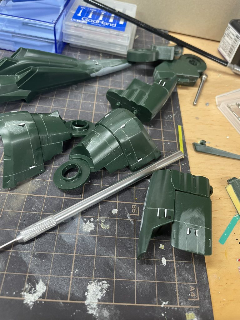 筋彫りはいつも通り　穴あけと小さいパーツは時短の為　勘で位置調整しました　分からないので今後はこのやり方でいきます