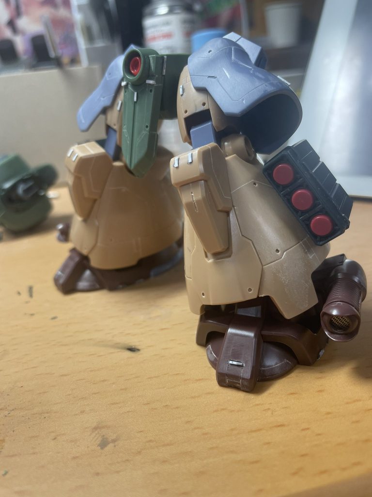 足はキットそのままを使う予定でしたがミサイル塗り分け面倒だなとか思いながら後ハメ加工してたら盛大にミスって治す気力も残ってなかったので急遽パーツ取りにしてたドムトロを使用　結果的に個性が出せたのでよかったです