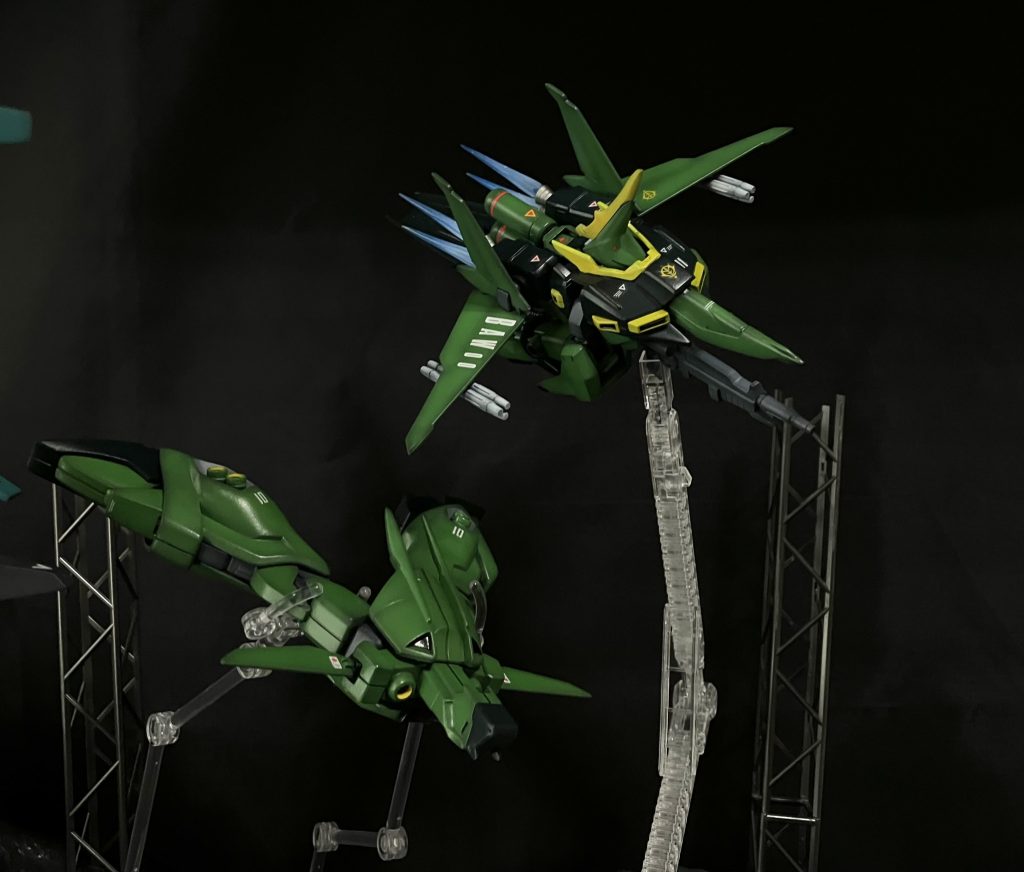 バウこちらもバーニアエフェクトパーツつけてます実はバウナッターだけエフェクトパーツ付けれてません、、、脚部のノズルに接着する以外に方法が思いつかないのですが、勇気がでません