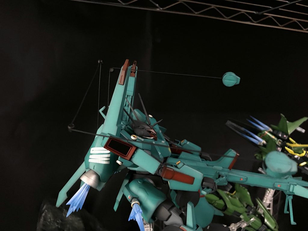 ドーベンウルフ手前の機体は有線ビームハンドにバーニアエフェクトを追加しました上部はノズルの形に合わせたプラ板とエフェクトパーツを接着、下部は付属のスタンドの接合部分を切り取ってエフェクトパーツに接着して作りました奥の機体は丸モールドパーツを貼り合わせてリレーインコムを作り、インコムの射出状態を再現しました