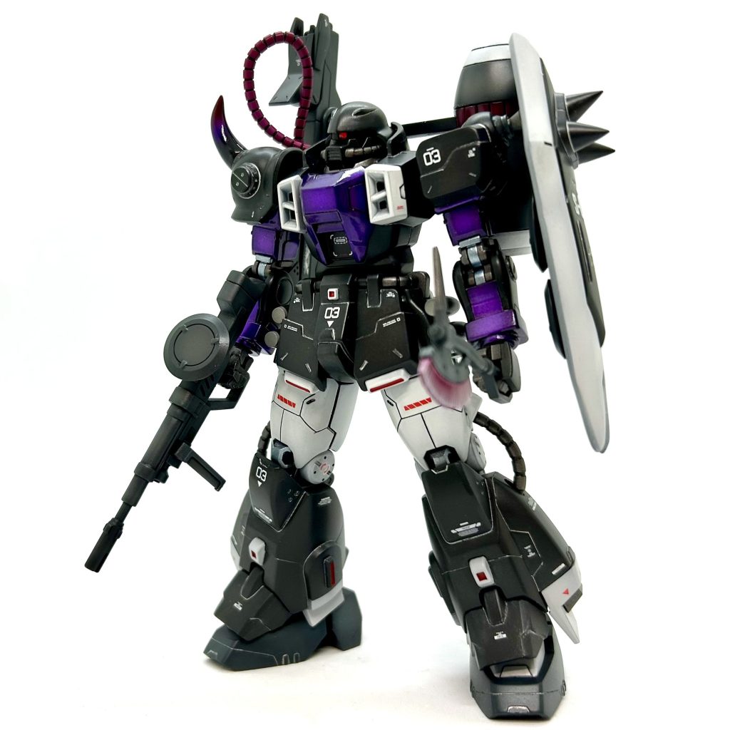 この高機動型ザクⅡ・黒い三連星のカラーリング、絶妙ですよね😌 &nbsp;子供の頃、MSVシリーズで初めて見た時の衝撃は今でも鮮明に覚えています。でも… &nbsp;あの頃の設定では白の部分はもっとグレーに近かった気もするなぁ🤔