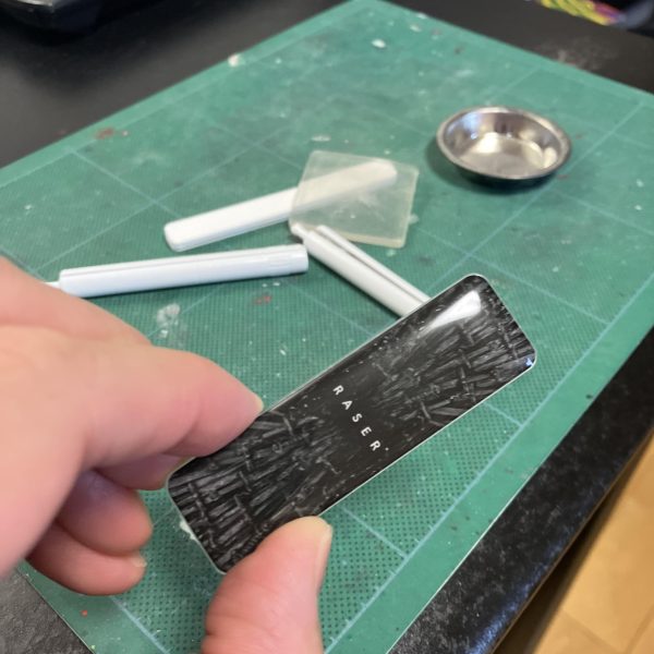 ちょっとレビューサイトやネットショップを徘徊してコイツに決めた☝️このG PARTS社のGUNPRIMER RASER PLUS、相変わらずお値段そこそこ💦しかし、もう割れないこの厚みは魅力的🎯😘　R.サカザキ「🈹Yahoo!割引クーポンを使わざるを得ない❗️」コレだとお値打ち💰🥰おぉ、なんじゃこりゃ⁉️とんでもない切削能力が備わりながらも表面はツヤツヤ、これまで2回ヤスってた作業が大幅に短縮出来そう🥳　どういう原理のヤスリなんだかよく分かりませんが　400番の研磨力に2,000番以上の仕上がり、ヤスリ2枚分とすればコスパ&タイパ良さそう😬　目詰まりは転倒防止ジェルで👍👍（4枚目）