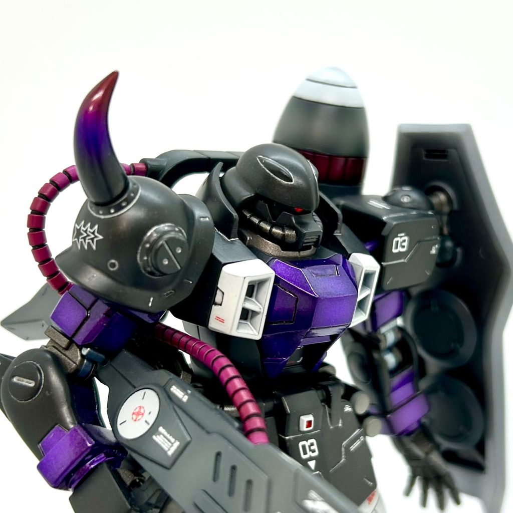 ワンポイント。差し色でショルダーアーマーのスパイクに赤を入れてみたんですが… &nbsp; &nbsp;大型ライフルとランドセルを繋ぐホース(パイプ？)の方が目立ってしまって残念😢