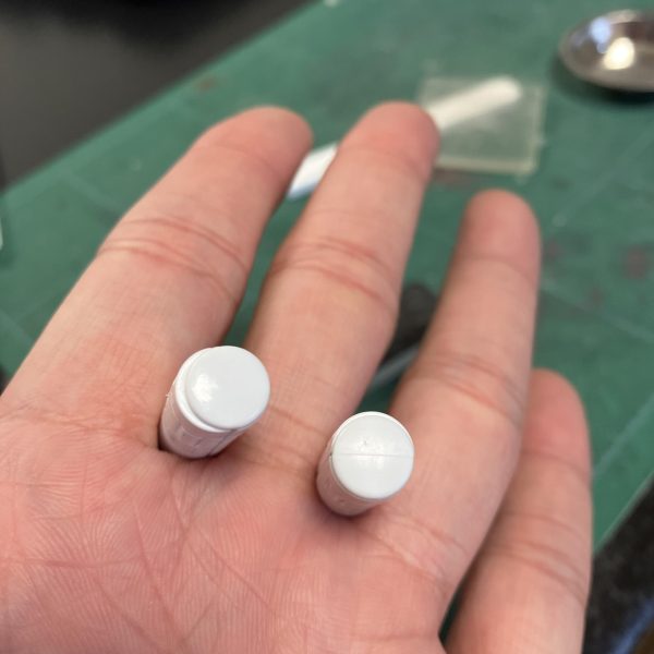 ちょっとレビューサイトやネットショップを徘徊してコイツに決めた☝️このG PARTS社のGUNPRIMER RASER PLUS、相変わらずお値段そこそこ💦しかし、もう割れないこの厚みは魅力的🎯😘　R.サカザキ「🈹Yahoo!割引クーポンを使わざるを得ない❗️」コレだとお値打ち💰🥰おぉ、なんじゃこりゃ⁉️とんでもない切削能力が備わりながらも表面はツヤツヤ、これまで2回ヤスってた作業が大幅に短縮出来そう🥳　どういう原理のヤスリなんだかよく分かりませんが　400番の研磨力に2,000番以上の仕上がり、ヤスリ2枚分とすればコスパ&タイパ良さそう😬　目詰まりは転倒防止ジェルで👍👍（3枚目）