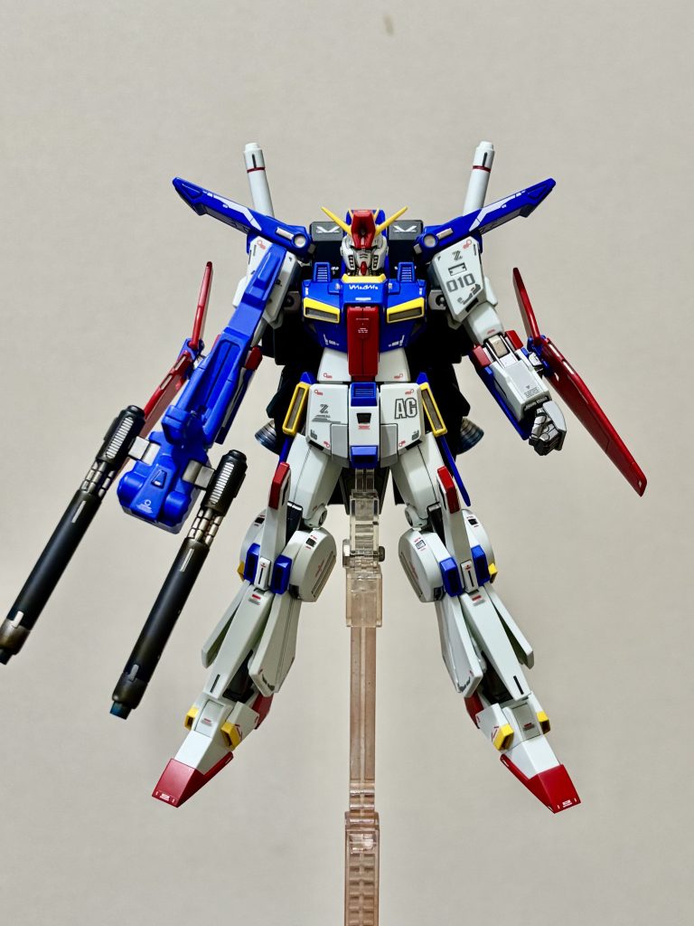 今回の工作 顔面パーツを切り離し少し奥へ入れ、顎を削って少し小型化、アンテナのシャープ化ハイメガをプラ板でボリュームアップ襟のディテール作成首を1ミリ、胴を1ミリ足首を3ミリ延長。股関節、肩関節の可動部の改良。バックパック基部の改造バーニア等ビルダーパーツに置き換え。腕バインダーの基部を作成。リアアーマーを作成。膝アーマーのパテ埋めです。