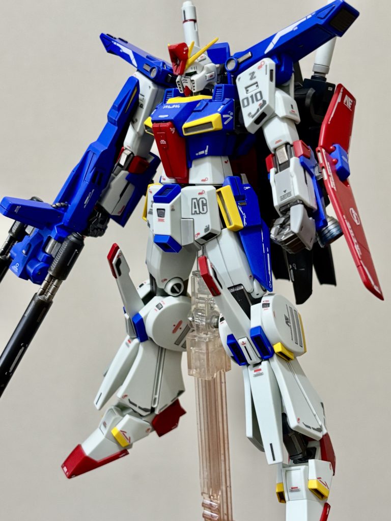 青はドラグナーブルー、赤はハーマンレッド➕イタリアンレッド、黄色はガンダムカラー、灰色はニュートラルグレー、ホワイトは整形色です。