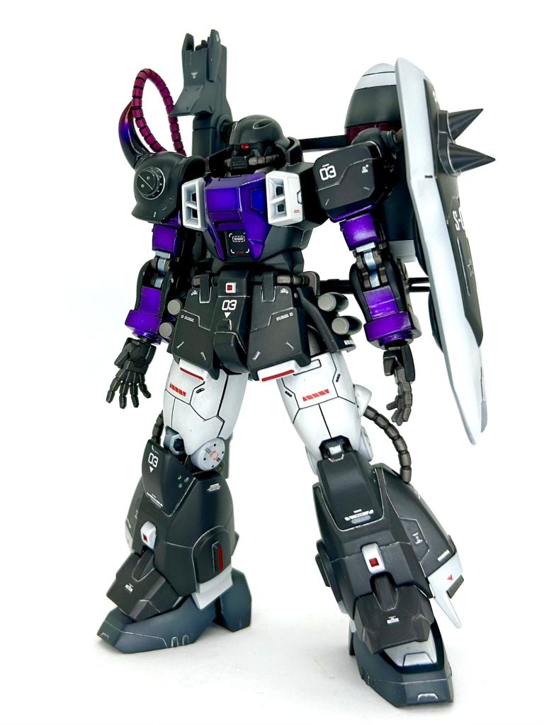 アナザーコンエントリー作品ということで、緑に塗りたいのを我慢して三連星カラーに仕上げてみました。少しは映えるかな… と思って😅