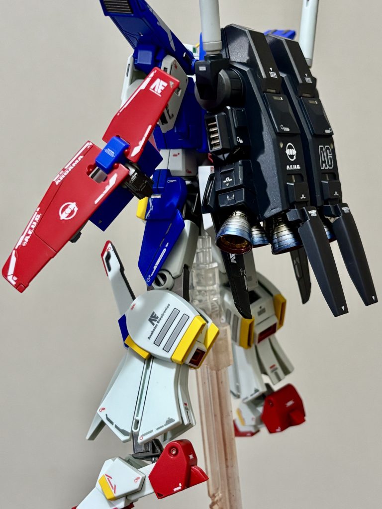 バーニアは全て焼け色を着けてあります。タミヤウェザリングマスターを使用。