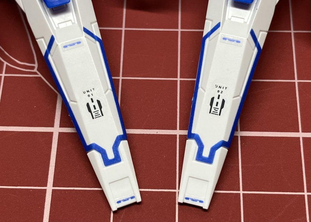 組み上がったものに付属のデカールとアシタデカールを貼りました。(左右で違うUNIT番号にしたり)