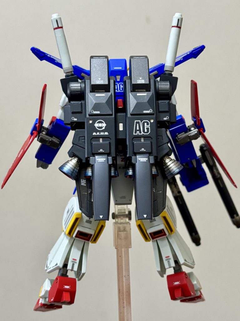 強化型ではなく、高機動型なんでバックパックサイドにビルダーパーツのバーニアやパネルを追加。本当は肘のガワラ曲げを再現したかったのですが、僕のウデでは強度を確保しながらやれる自信がなかったのでバインダー基部を作成し、バインダーがサイドに有る状態で肘を曲げれるようにしました。