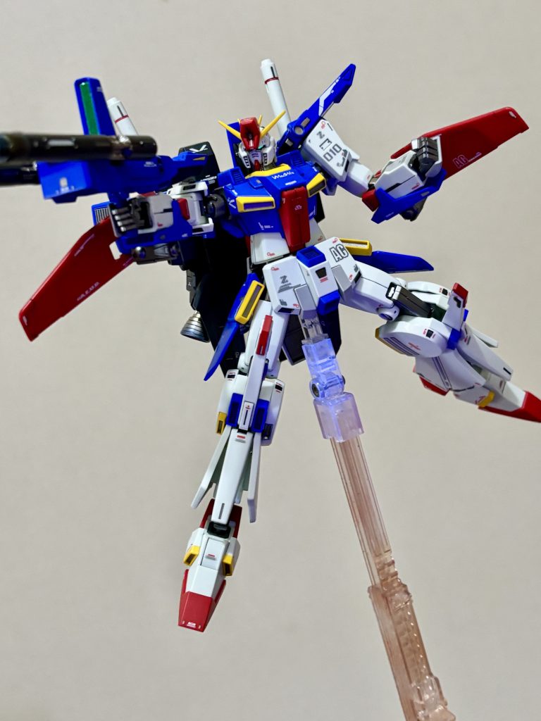 キットの弱点である足が開かない、腕を上げると肩がバックパックと干渉する問題を解決。SEED撃ちが決まります😁