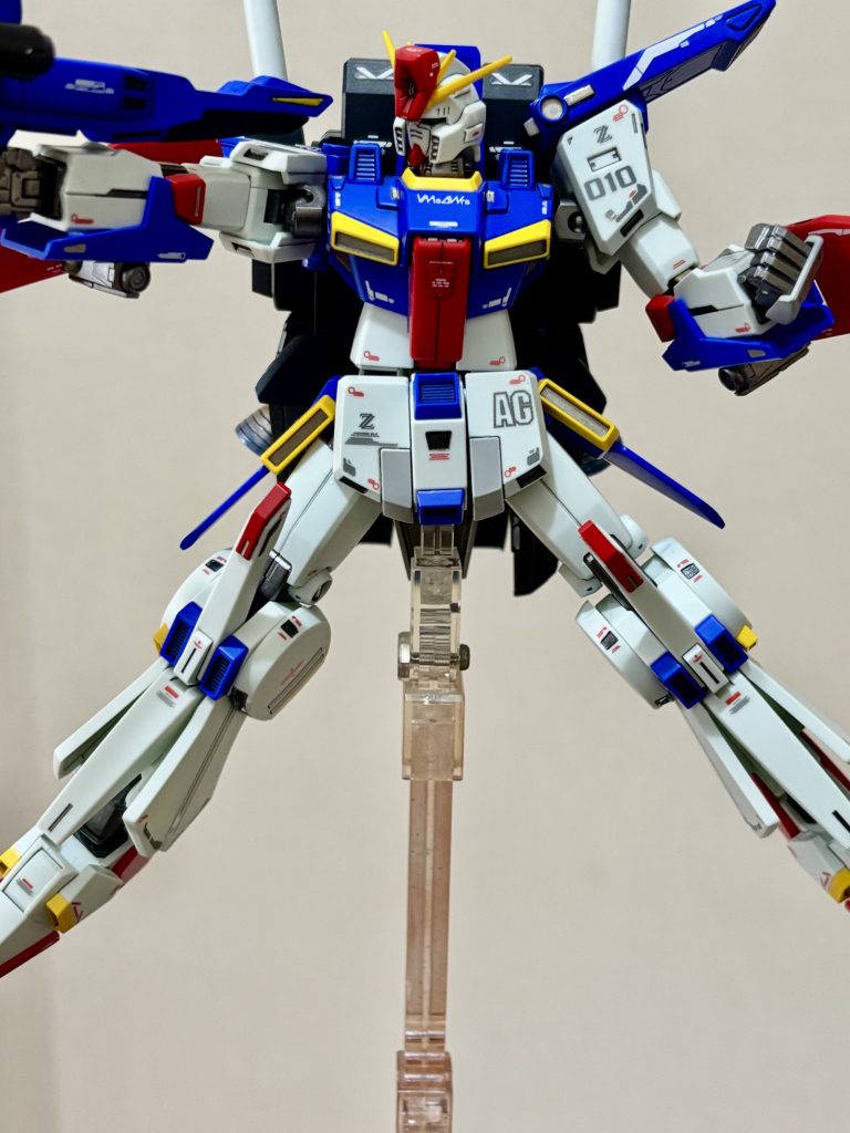 足はここまで開きます。サイドアーマの干渉部を形状変更したのですが、まだ足りないと思ったのでサイドアーマー取り付け穴の下側に新たに2.9ミリ穴を開けて付け替えでココまでの開脚が可能になりました。