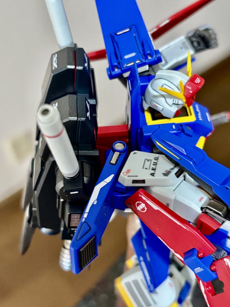 赤いバックパック基部を少しプロポーションが崩れない程度に延長し、肩関節をボールデンアムアムに変更。自分的に最高に決まったと思った瞬間です🤣