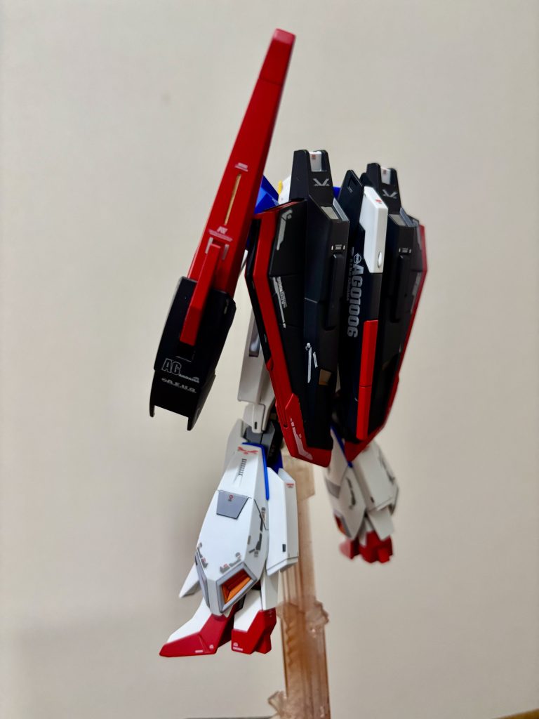 デカールは全てRG Zガンダム用を使用。ホワイトは整形色グレーはニュートラルグレー、レッドはハーマンレッド➕イタリアンレッド、イエローはガンダムカラーブルーのみ整形色とガンダムカラーZガンダム用でツートンにしてあります。