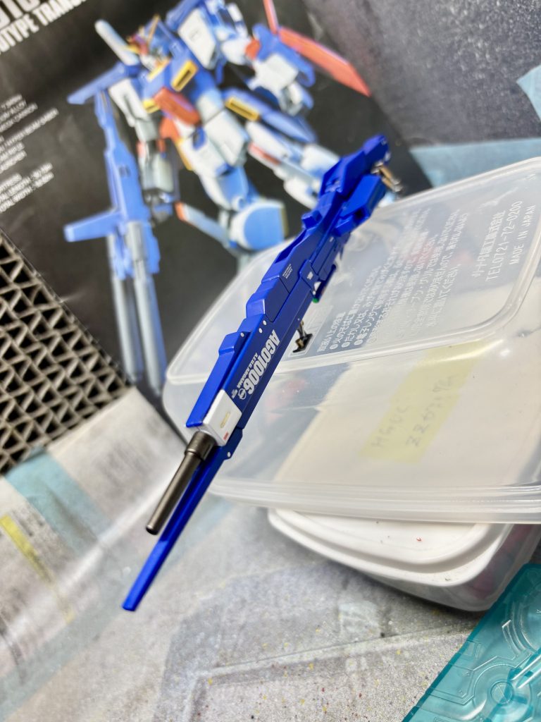 メガバズもしっかり制作。合わせ目を消して、後ハメ加工し、コバルトブルーで塗装後、差し色でホワイトで部分的に塗り重ねてます。