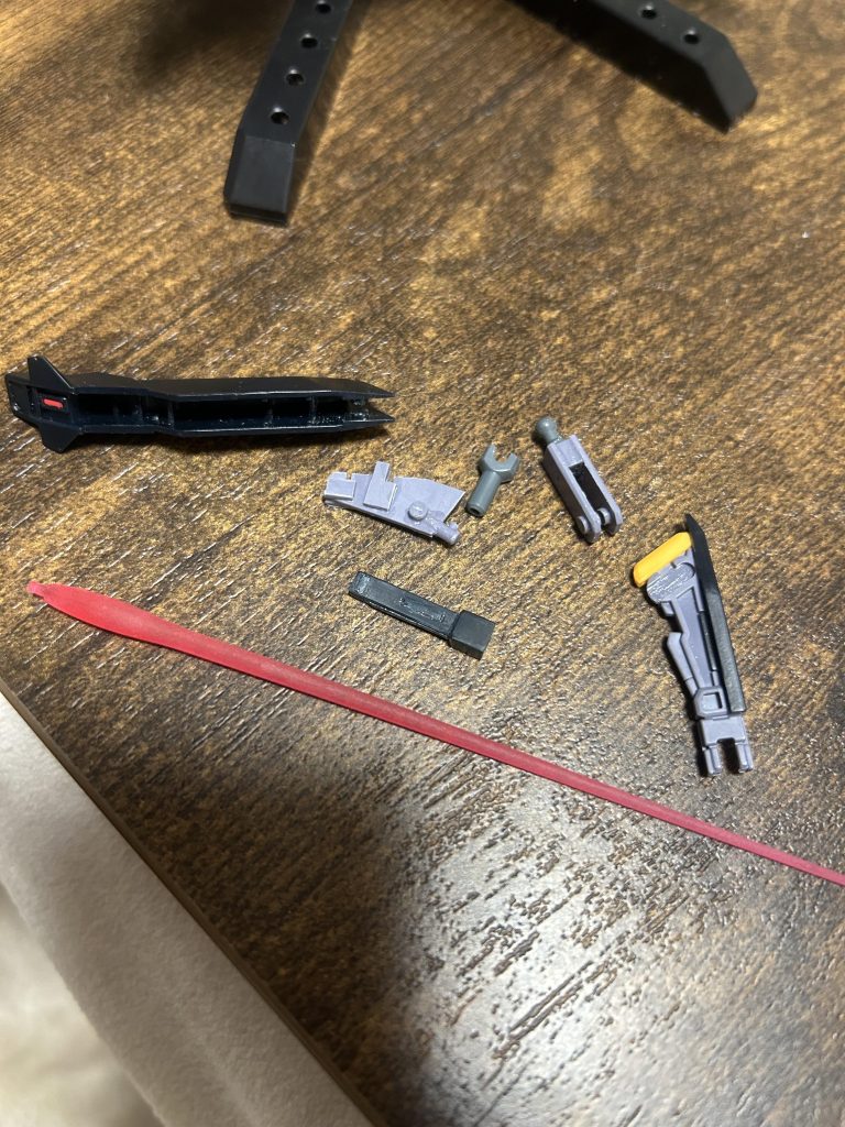 ランナー、ランナータグ、ちょうど良い小さいボールジョイントで隠し腕とビームサーベルの柄を作りました〜！ビームサーベルエフェクトは何かのあまり！