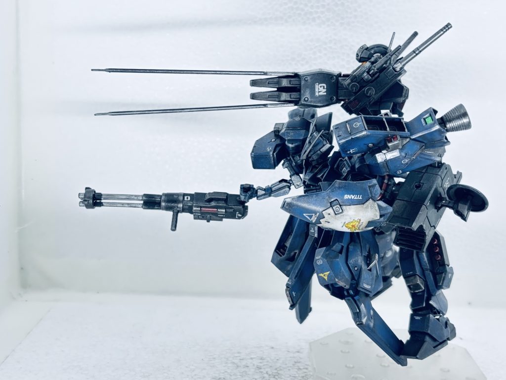 ガトリングガン構え。ミサイルポッド展開。