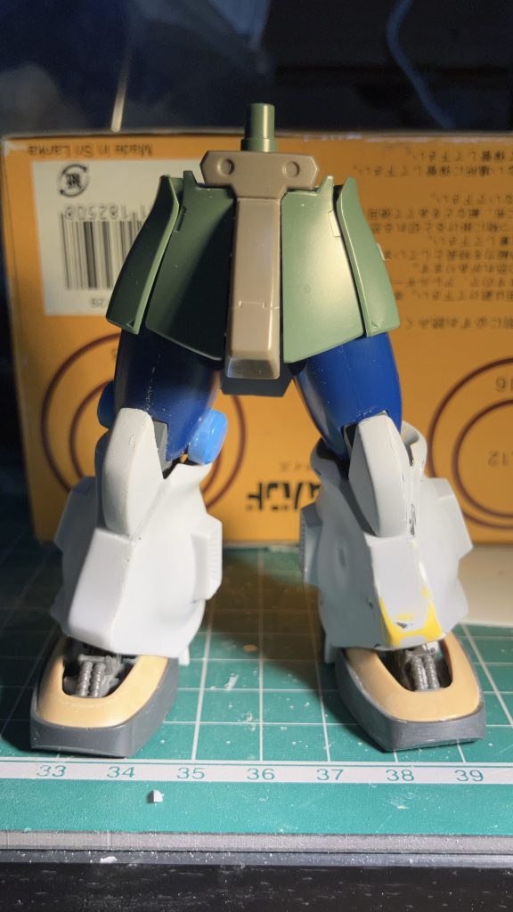 ふくらはぎは複製して、両サイドには排熱用のダクトを付けて、熱暴走対策してある設定です。股間部はザクⅠスナイパーの物を流用。　